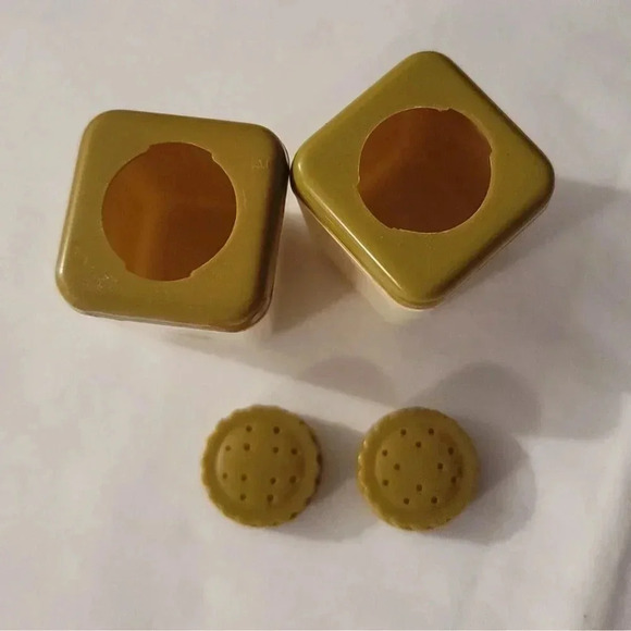 Vintage 70's Dutch Salt & Pepper Shakers Retro Mid Century Plastic Avocado Lids - Picture 6 of 12